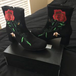 Black embroidered rose🌹 heeled boots size 8